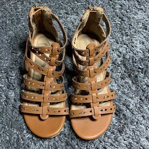 These are children’s heels in a size:2